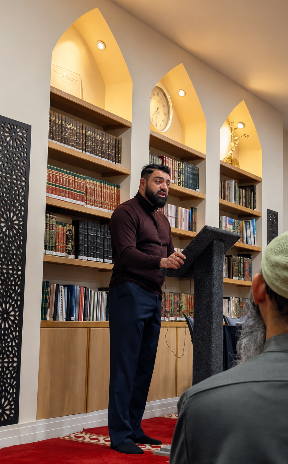 Sheikh Junaid Dar speaking at a masjid